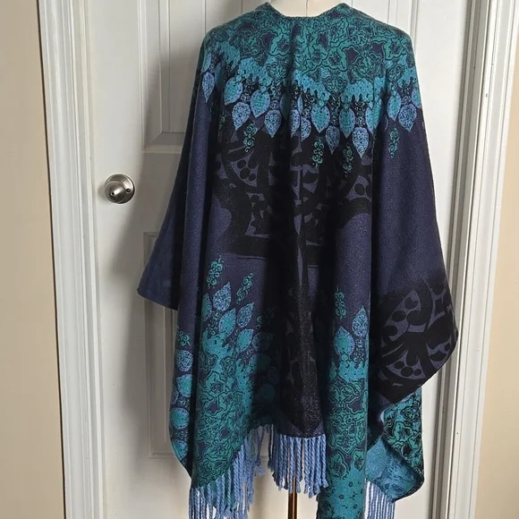 Chico’s Blue & Teal Patterned Poncho Shawl One Size- Cottagecore Coastal Grandma - Picture 4 of 6